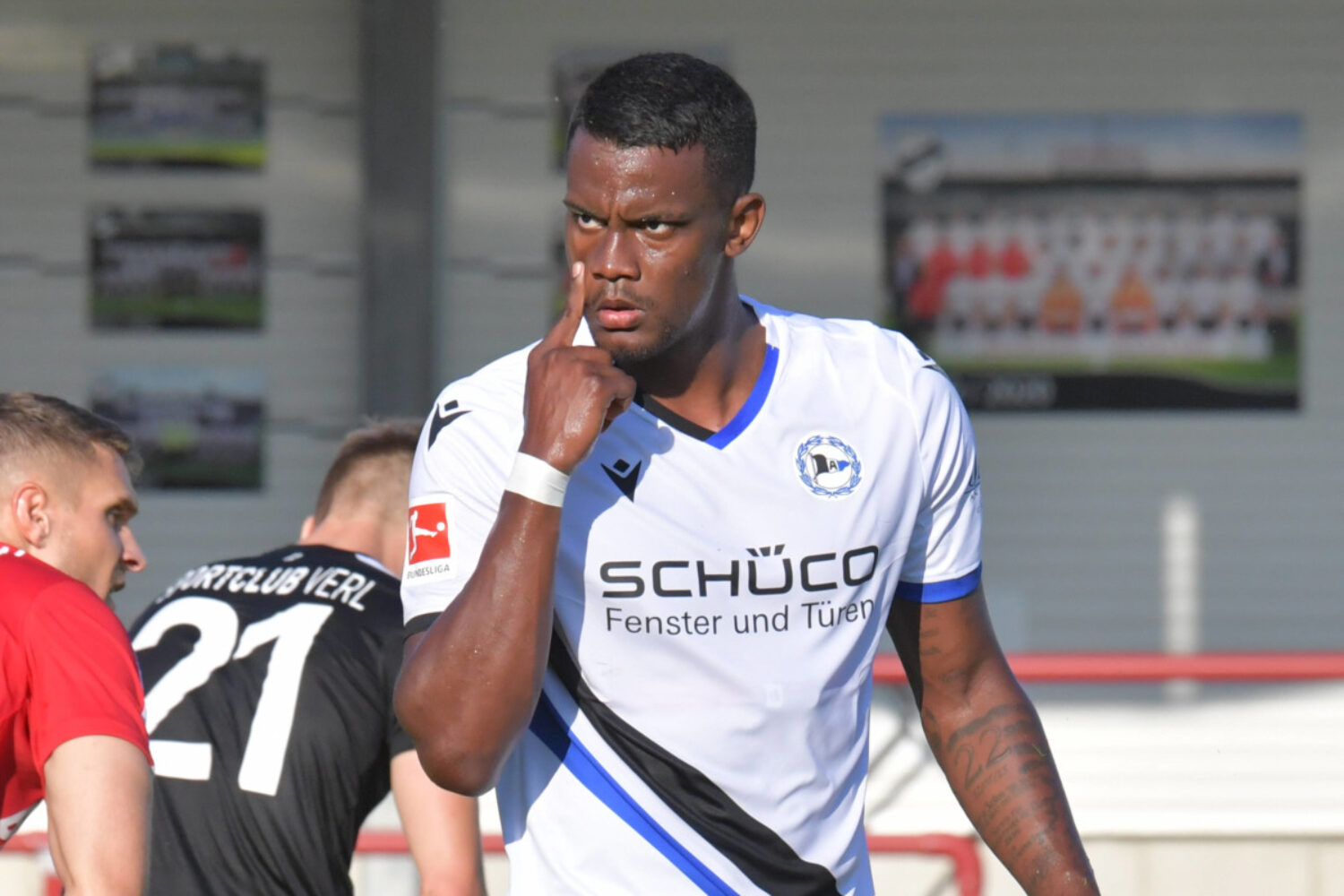 18.08.2020, GER, Fussball, 3.Liga/1.Liga, Saison 2020/2021, Testspiel, Sportclub-Arena, Verl SC Verl - DSC Arminia Bielefeld 1 : 2 Torjubel Arminia Bielefeld: Torschütze Sergio Cordova Arminia Bielefeld, Aktion, Einzelbild, Quer, Mimik, Gestik, Jubel, jubeln, Freude, freuen *** 18 08 2020, GER, Soccer, 3 League 1 League, Season 2020 2021, Test match, Sportclub Arena, Verl SC Verl DSC Arminia Bielefeld 1 2 Goal celebration Arminia Bielefeld Goal scorer Sergio Cordova Arminia Bielefeld , Action, Single shot, Cross, Facial expression, Gesture, Cheers, Cheer, Joy, Joy